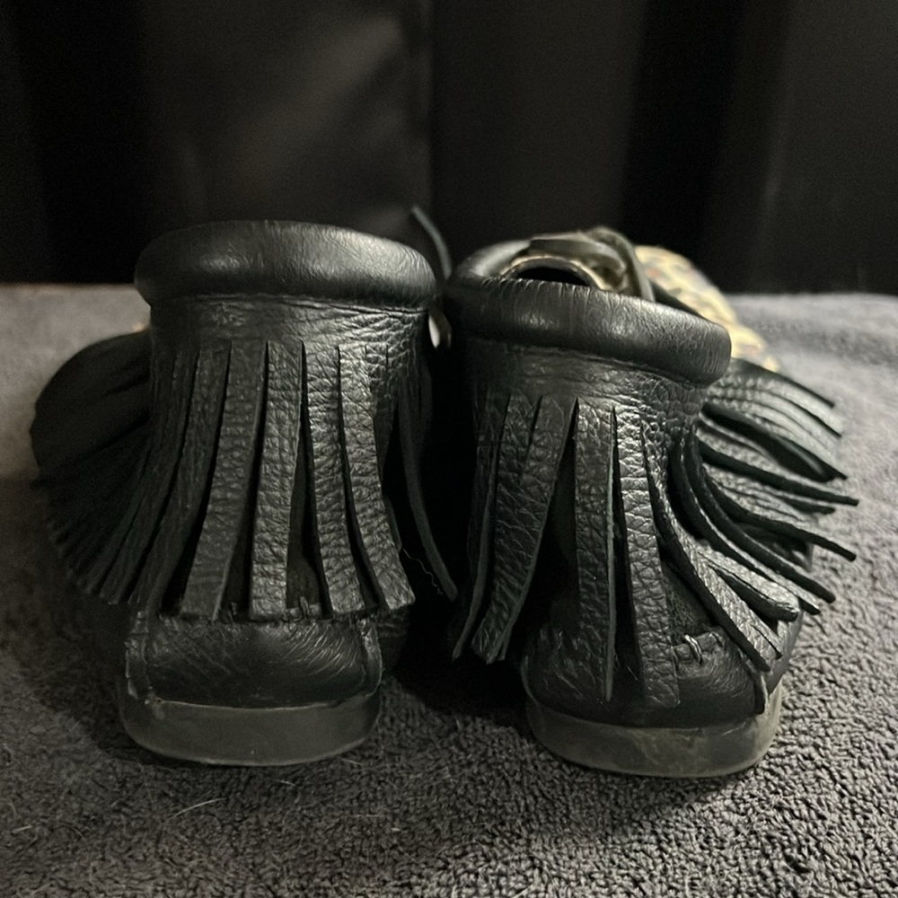 Minnetonka Classic Fringe Hardsole Boot Bootie - Picture 5 of 16
